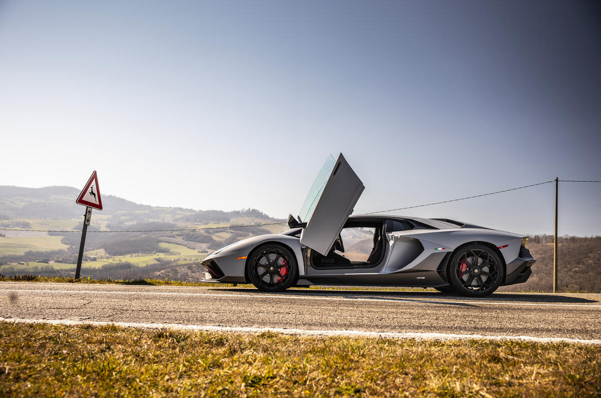 13 Lamborghini Aventador Ultimae 2022 premier essai statique côté