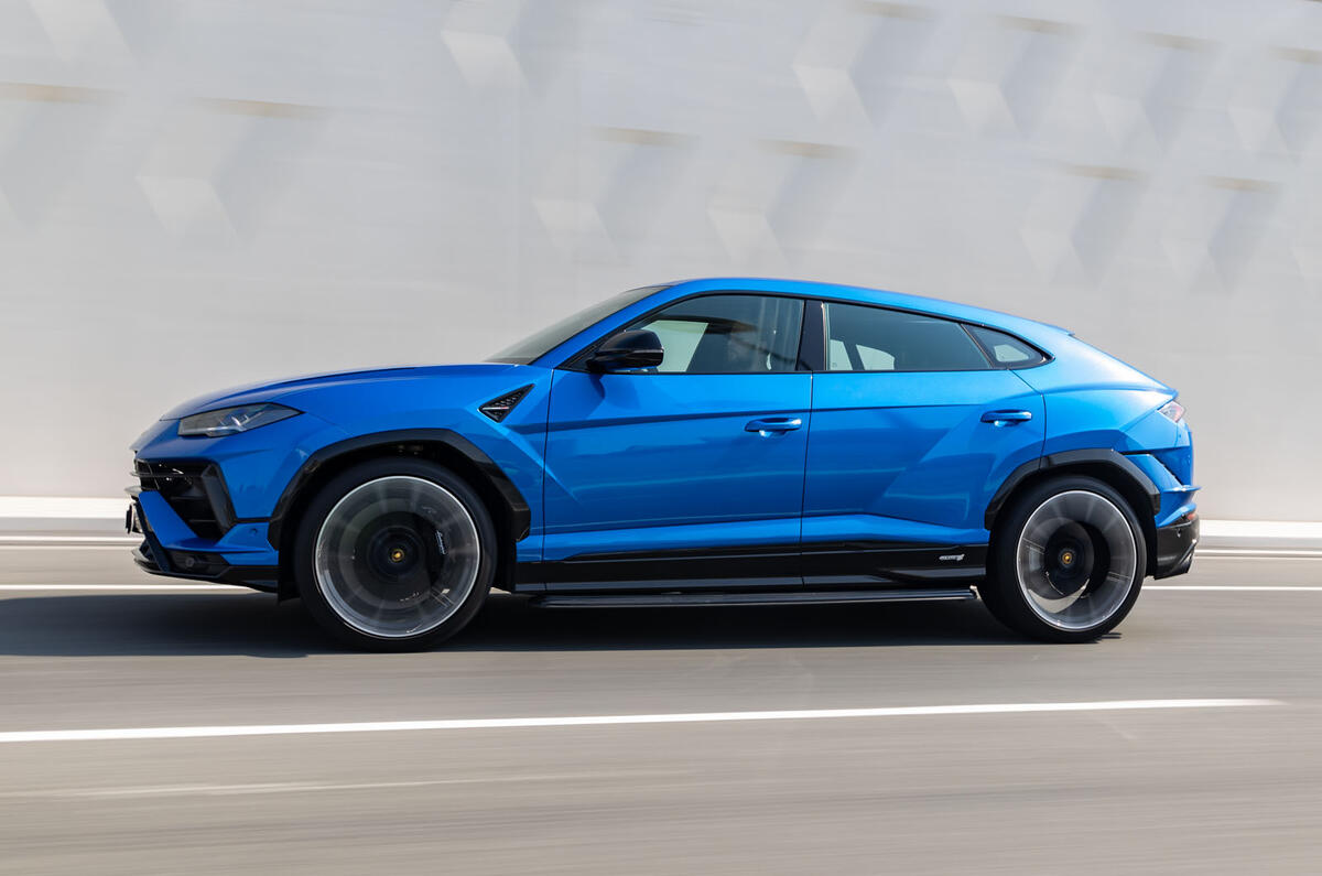 Lamborghini Urus S action latérale