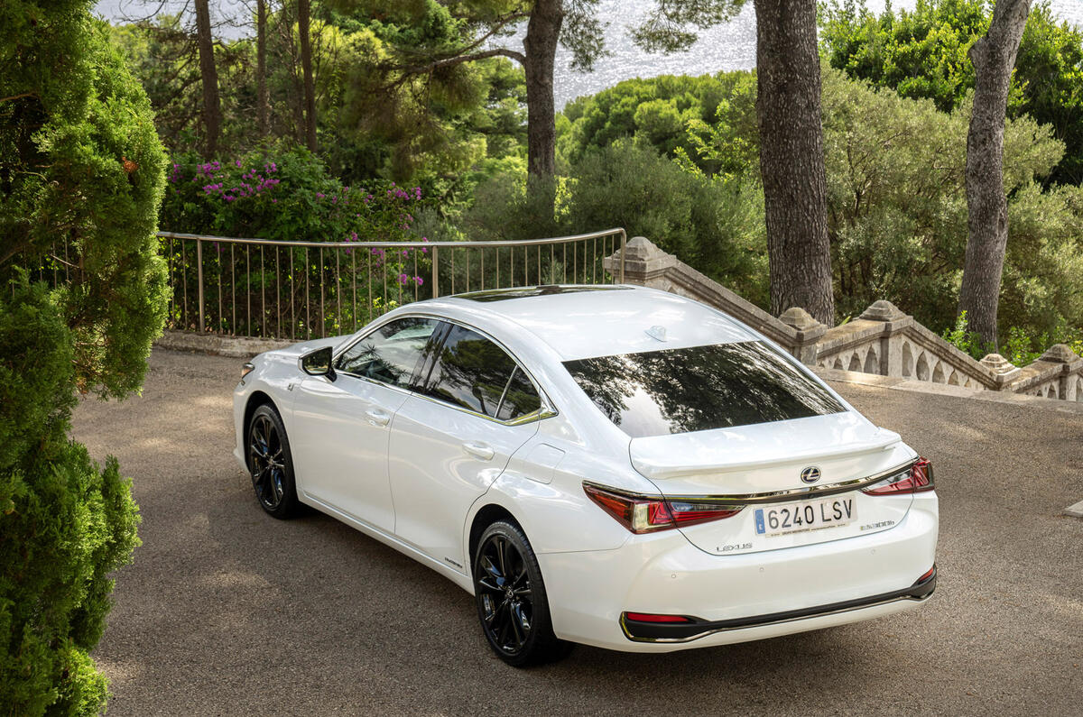 13 Lexus ES 300 F Sport 2022 premier essai routier arrière statique