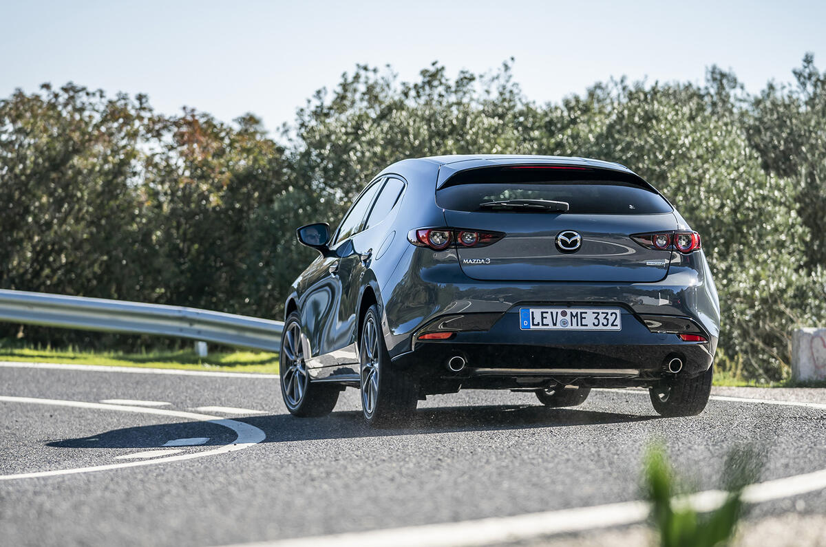 Äánh giá á» ÄÄ©a Äầu tiên cá»§a châu Ãu Mazda 3 2019 - và o cua sau