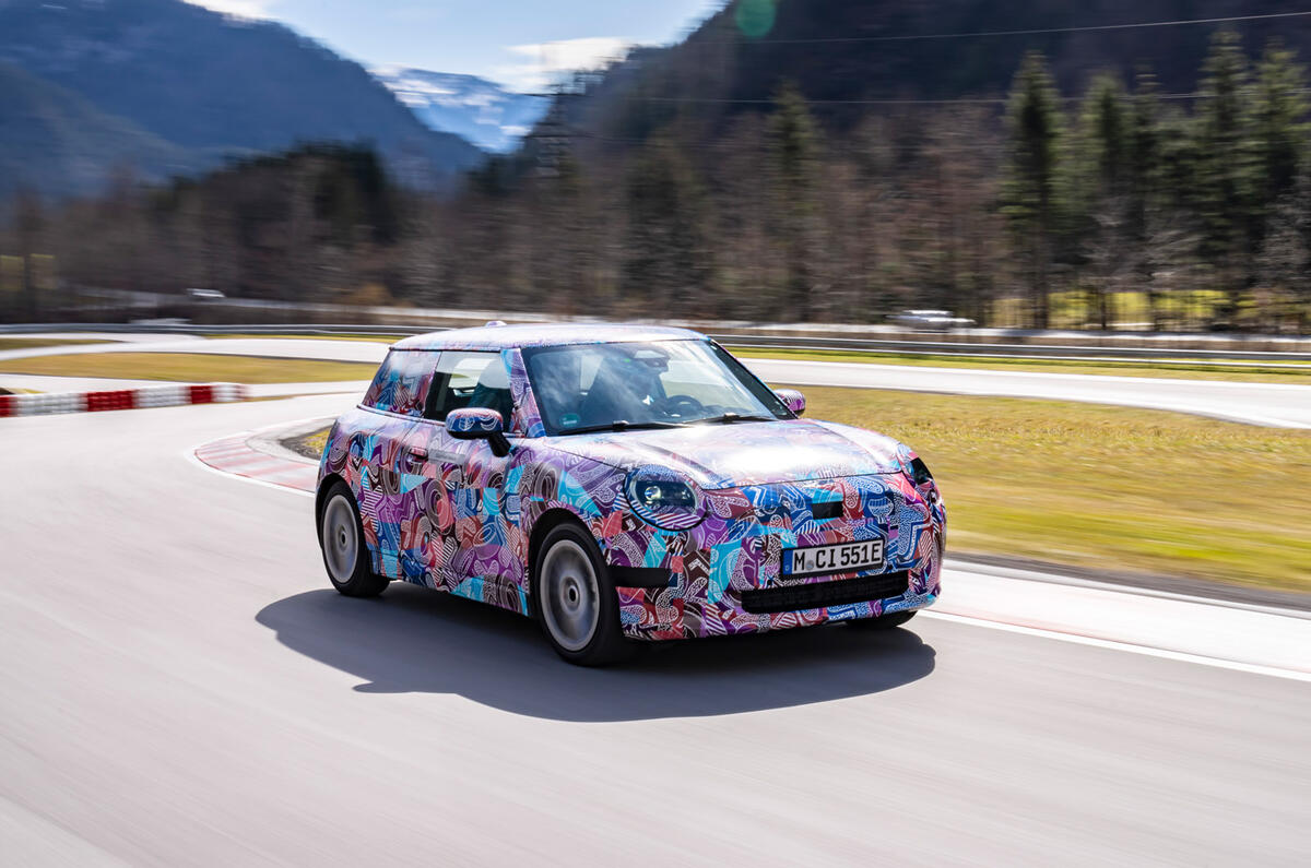 13 Revisión del prototipo Mini Cooper SE 2023 pista de seguimiento frontal
