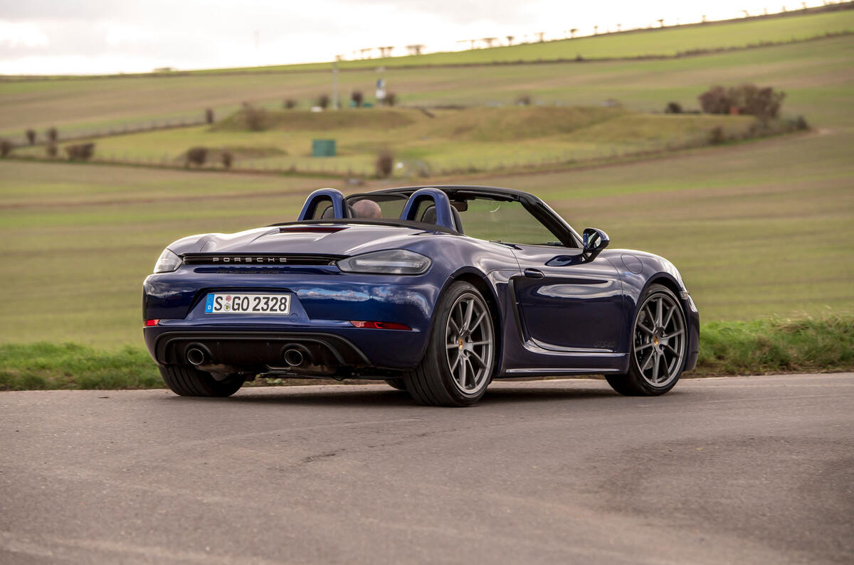   Porsche 718 Boxster GTS 4.0 PDK 2020 : premier bilan de conduite au Royaume-Uni - l'arrière en virage