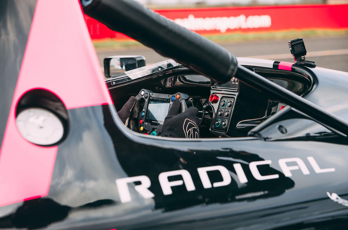 Radical SR10 2020 : premier examen de la conduite au Royaume-Uni - cockpit