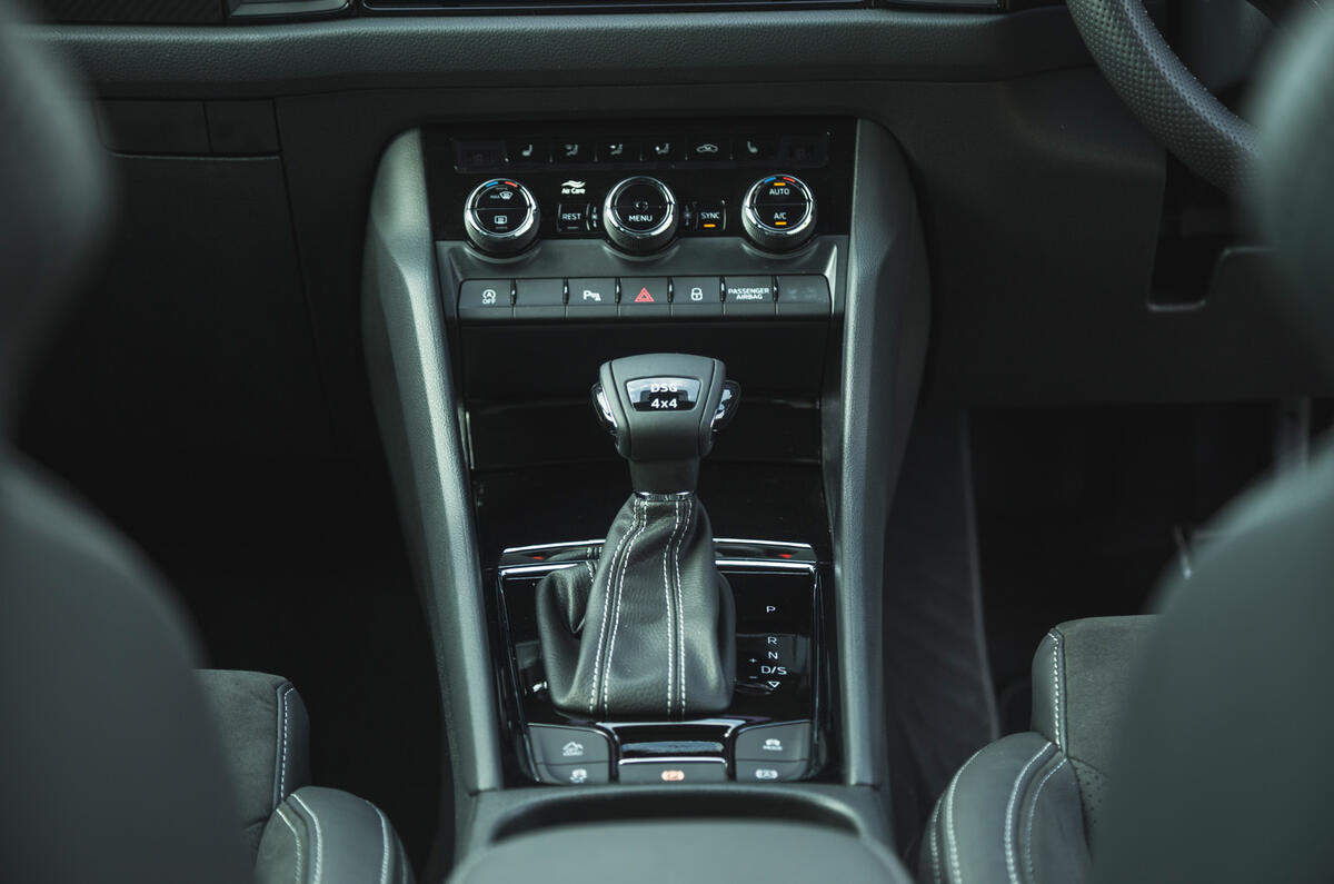 13 Skoda Kodiaq Sportline 2021 UK gearstick