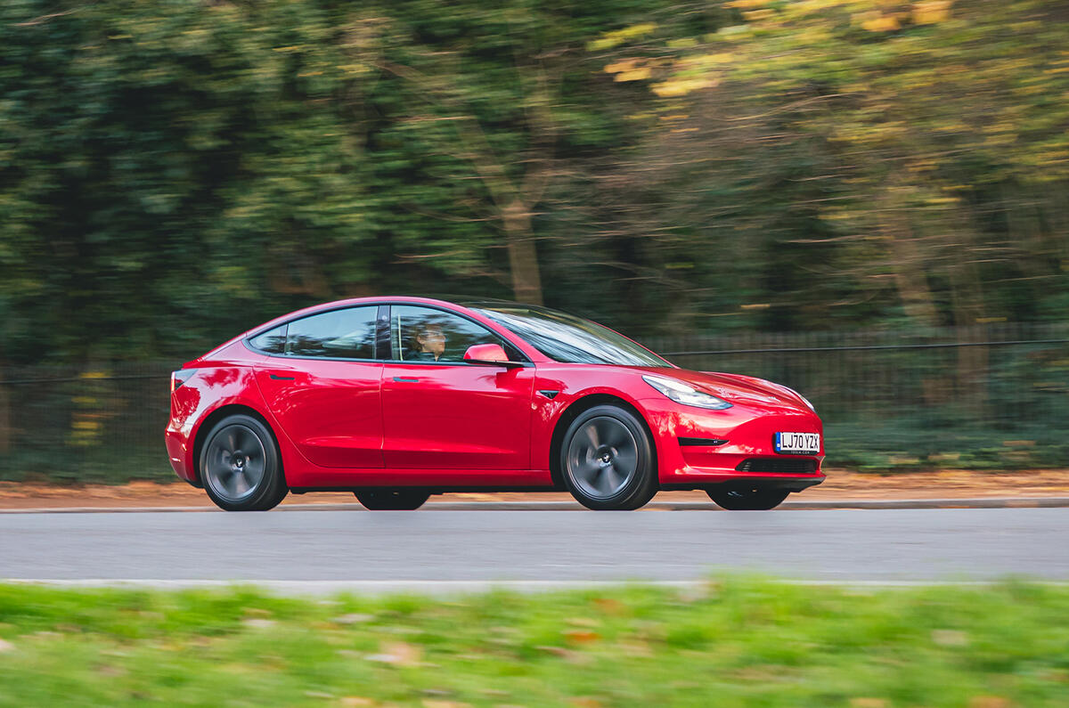 Tesla Model 3 Standard plus 2020 Premier examen de conduite au Royaume-Uni - sur la route