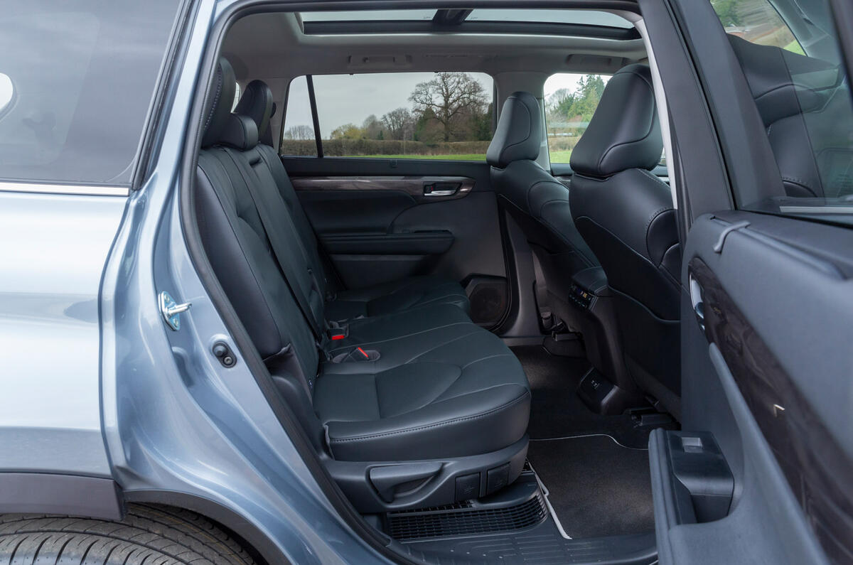 13 Toyota Highlander 2021 UE : essai routier des sièges arrière