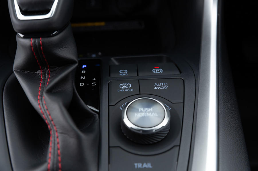 13 Toyota RAV4 PHEV 2021 : première console centrale d'examen de conduite au Royaume-Uni