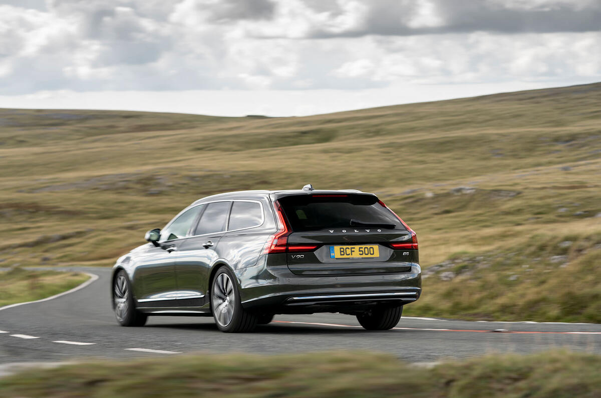 Volvo V90 B5 2020 : premier bilan de la conduite au Royaume-Uni - l'arrière en virage