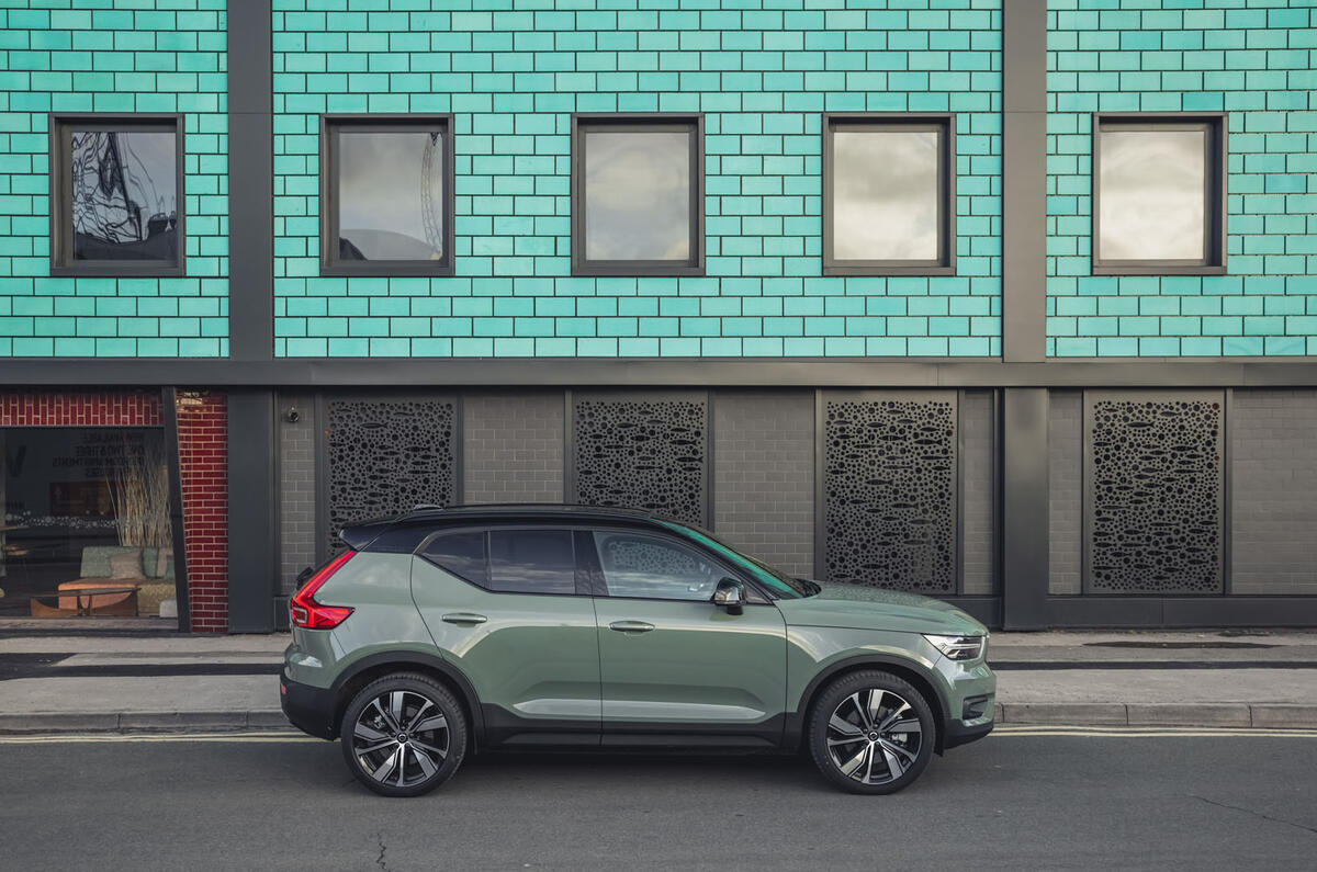 Volvo XC40 Recharge sur le côté