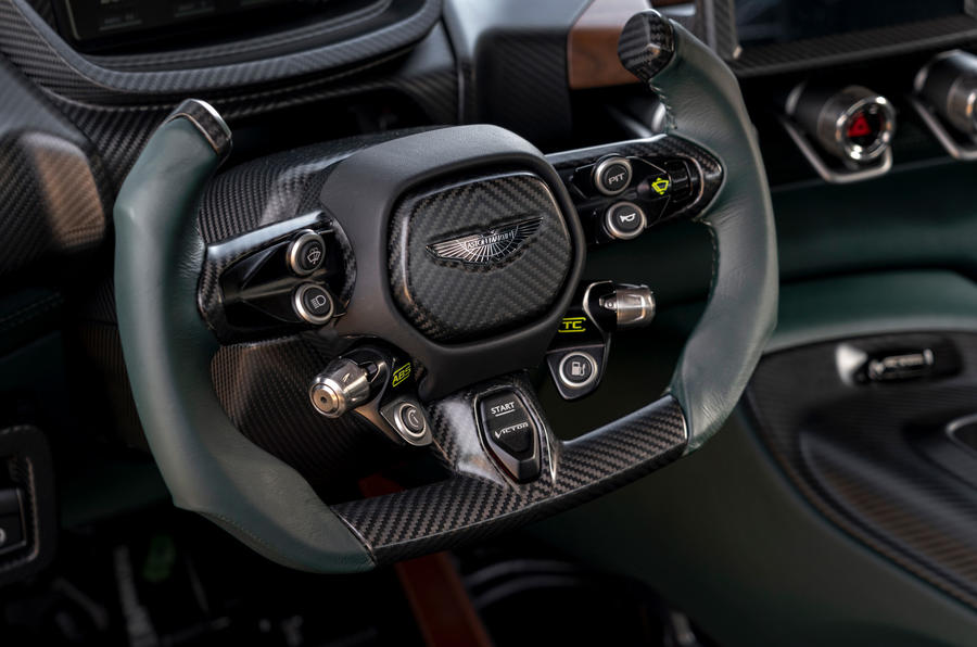 14 Volant de l'Aston Martin Victor 2021