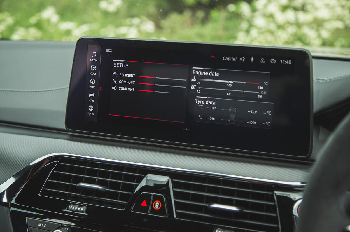 14 BMW M5 CS 2021 UK FD infotainment