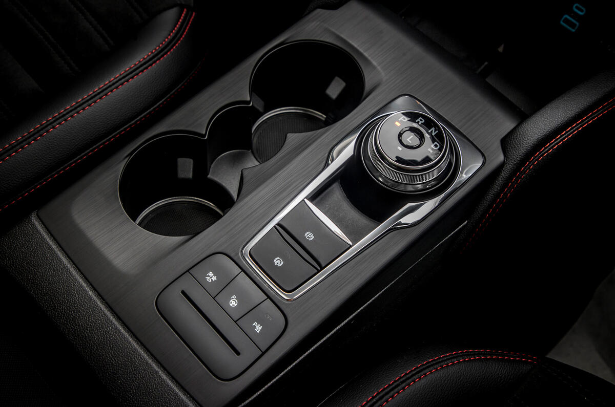 14 Ford Kuga FHEV 2021 UE FD console centrale