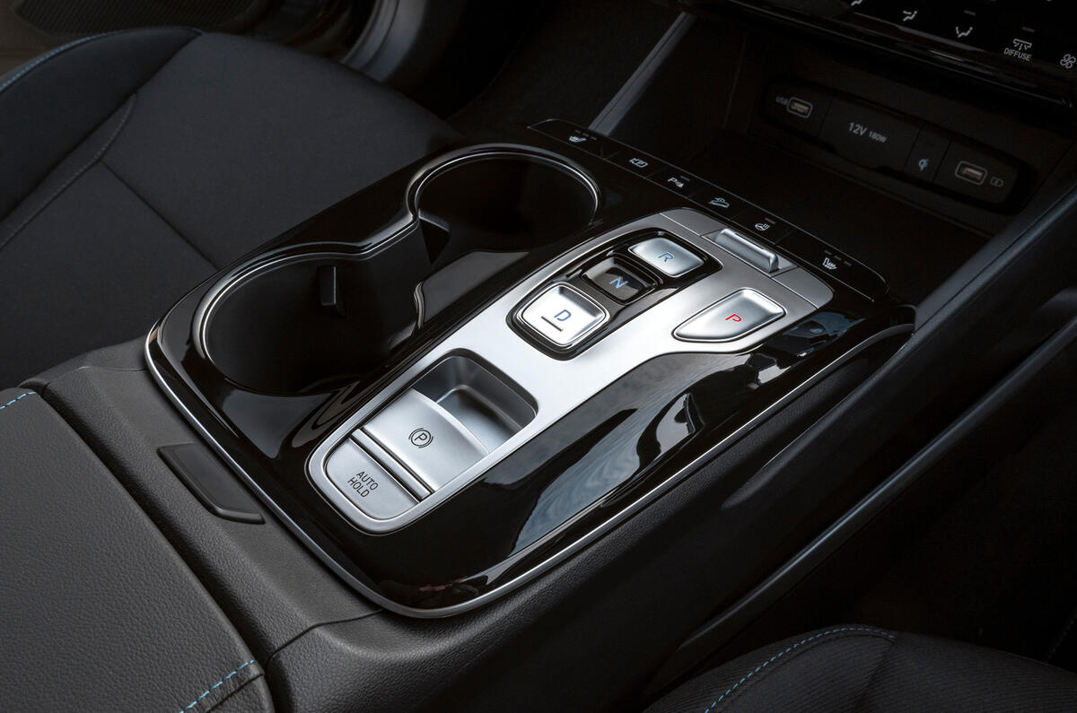 14 Hydundai Tucson PHEV 2021 UE FD console centrale