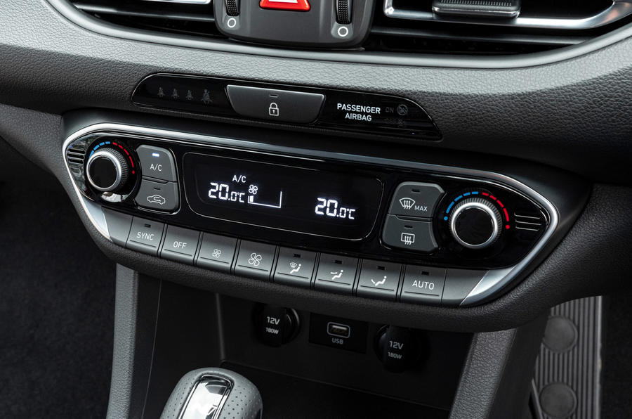 14 Hyundai i30 Fastback DCT N Line 2022 : avis sur les commandes de climatisation
