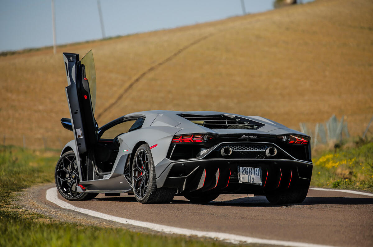 14 Lamborghini Aventador Ultimae 2022 premier essai statique arrière