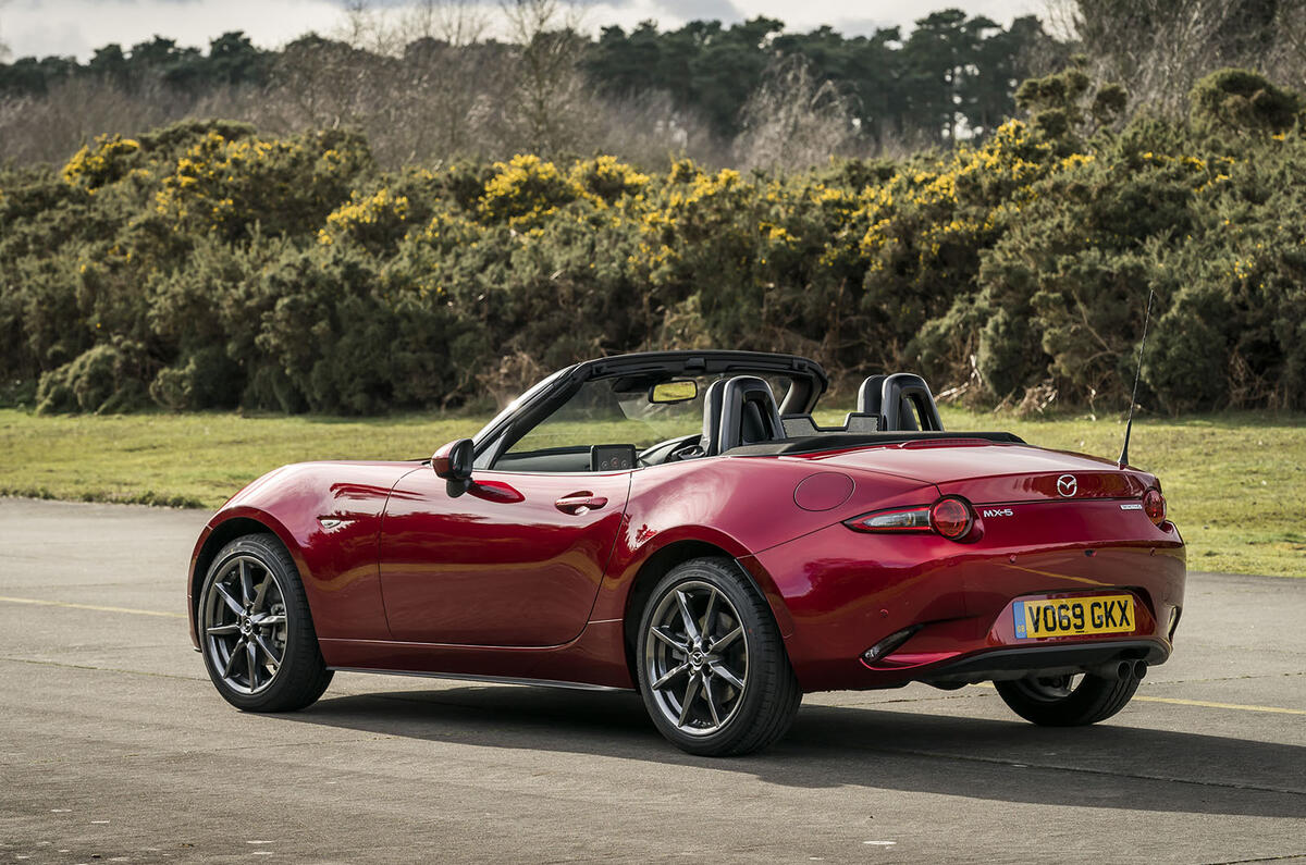 Mazda MX-5 2.0 Sport Tech 2020 : premier bilan de la conduite au Royaume-Uni - statique à l'arrière