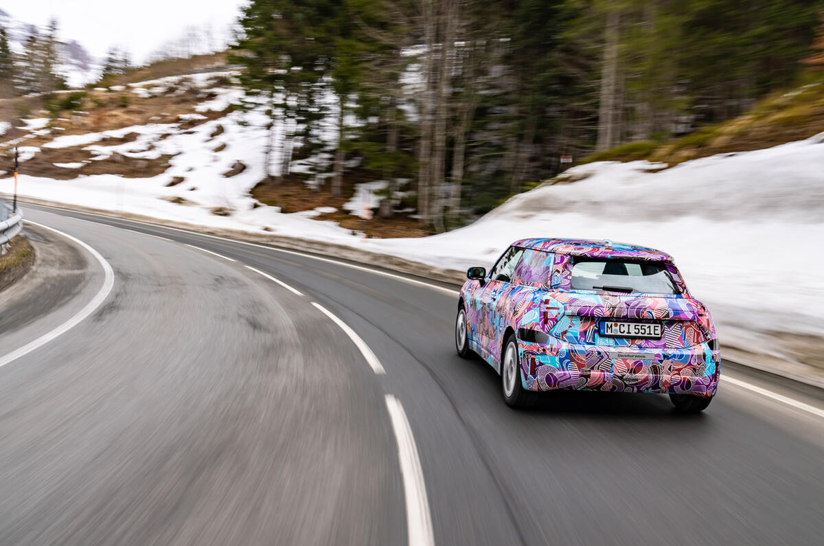 14 Revisión del prototipo Mini Cooper SE 2023 carretera de seguimiento trasero