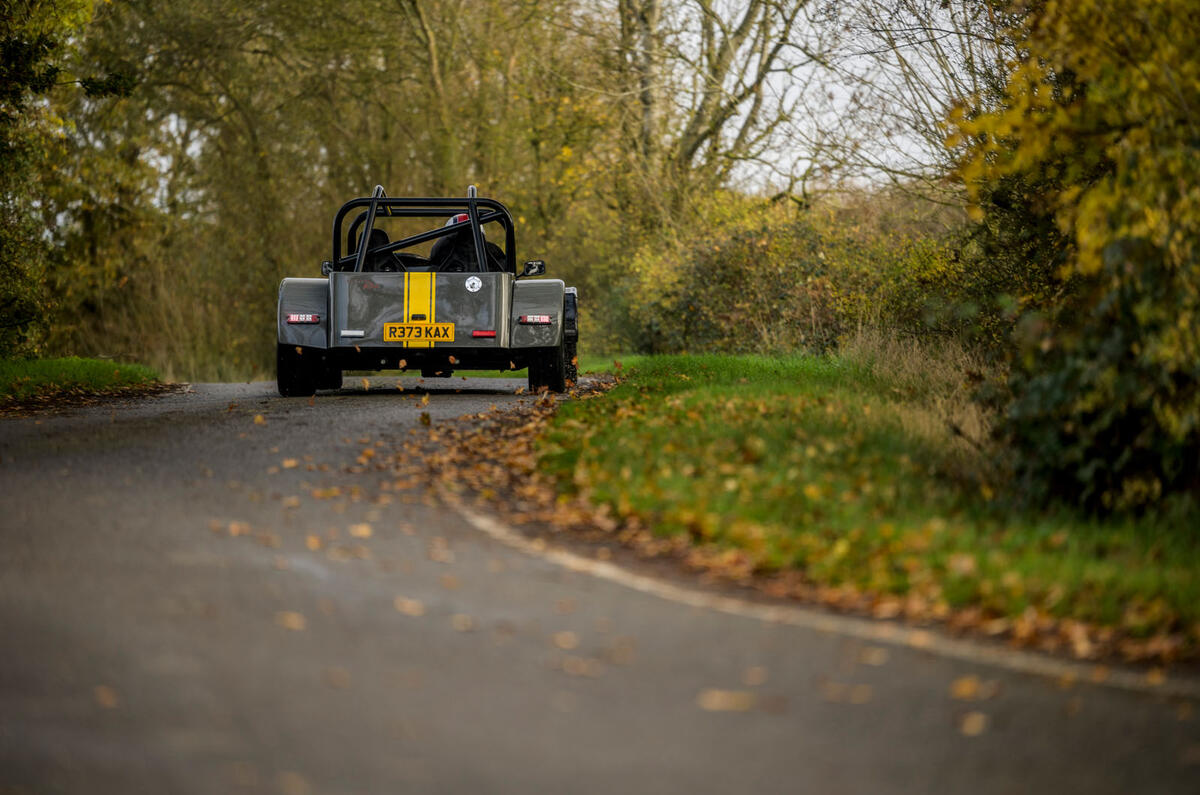 14 MK Indy Hayabusa 2021 : premier examen de conduite sur l'arrière de la route au Royaume-Uni