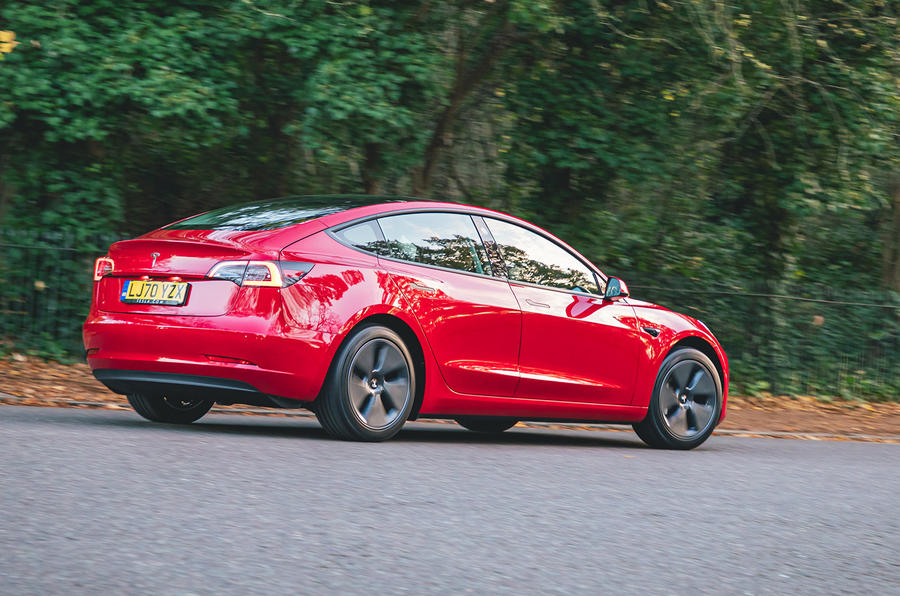Tesla Model 3 Standard plus 2020 Premier examen de conduite au Royaume-Uni - sur la route arrière