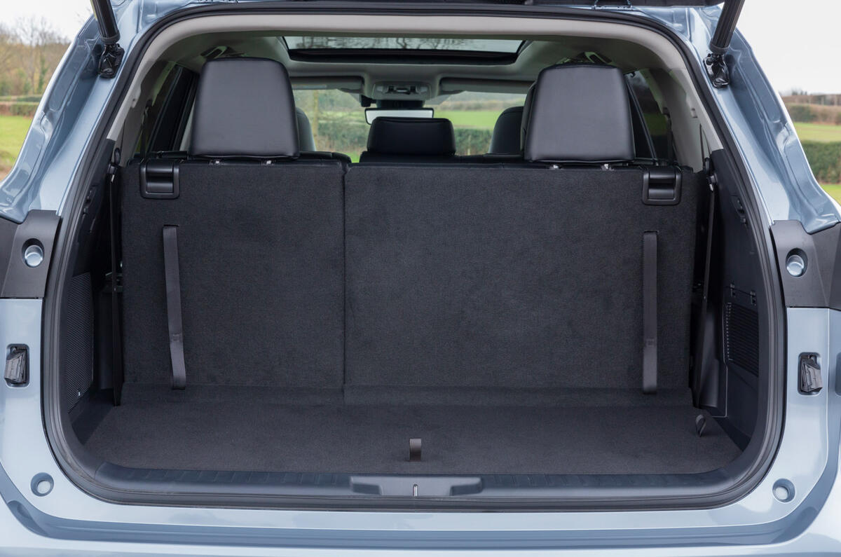 14 Toyota Highlander 2021 UE : essai routier du coffre.