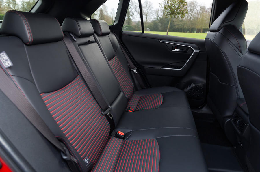 14 Toyota RAV4 PHEV 2021 : premier examen de conduite des sièges arrière au Royaume-Uni