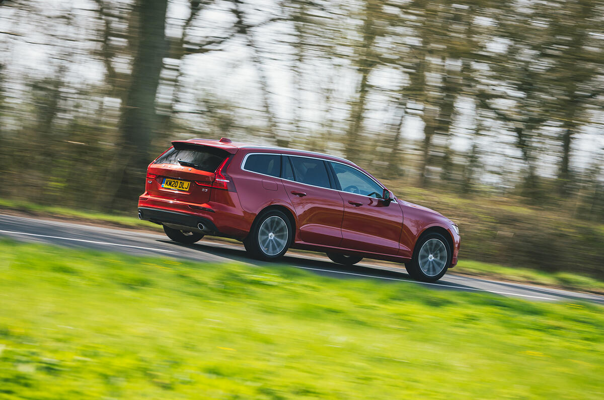 14 Volvo V60 B3 Momentum 2021 UE : premier essai sur route arrière