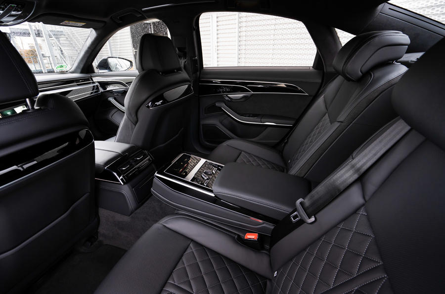 15 Audi A8 TFSIe 2022 : essai routier - sièges arrière
