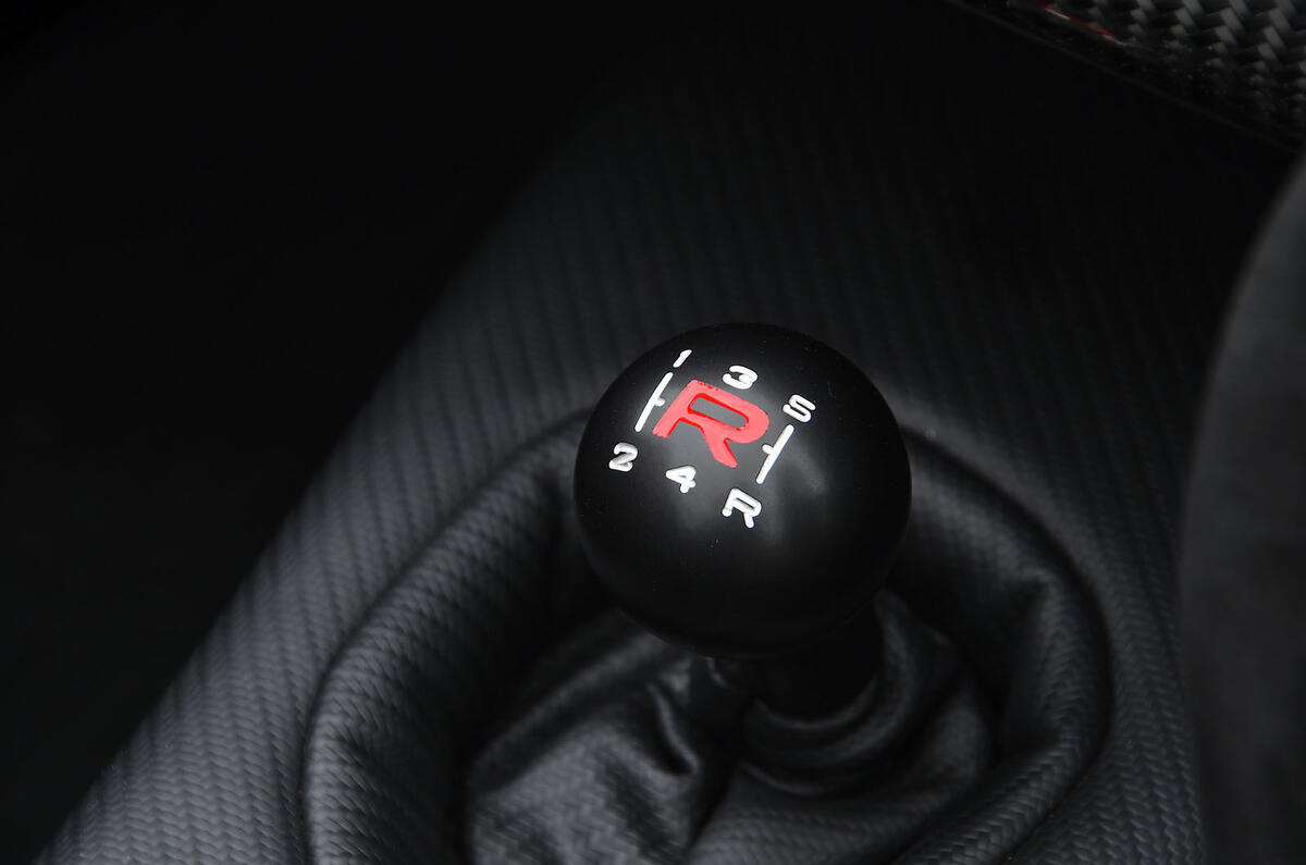 15 Caterham Seven 170 R 2021 UK FD gearstick
