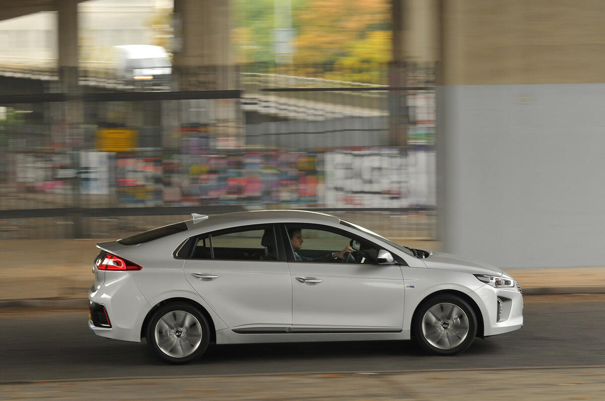 Hyundai Ioniq Hybrid - hero side