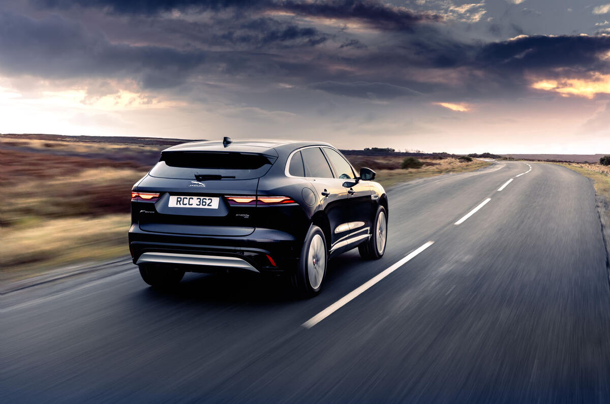 15 Jaguar F Pace P400e 2021 uk : essai routier sur route arrière