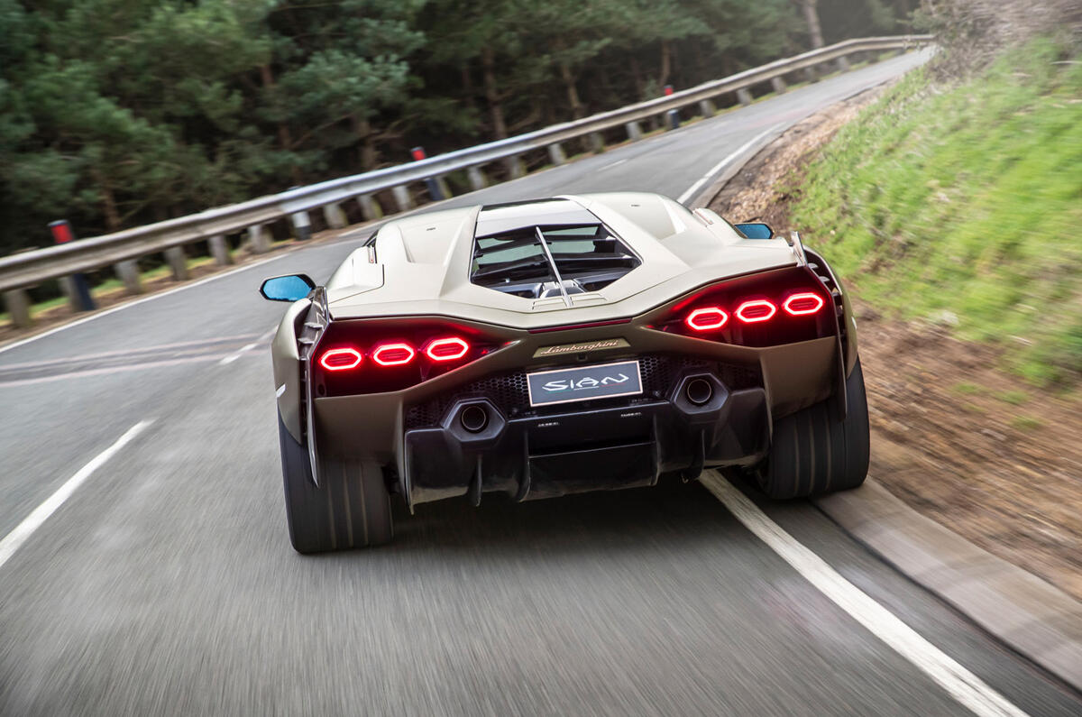 15 Lamborghini Sian 2021 : premier examen de conduite sur l'arrière de la voiture au Royaume-Uni