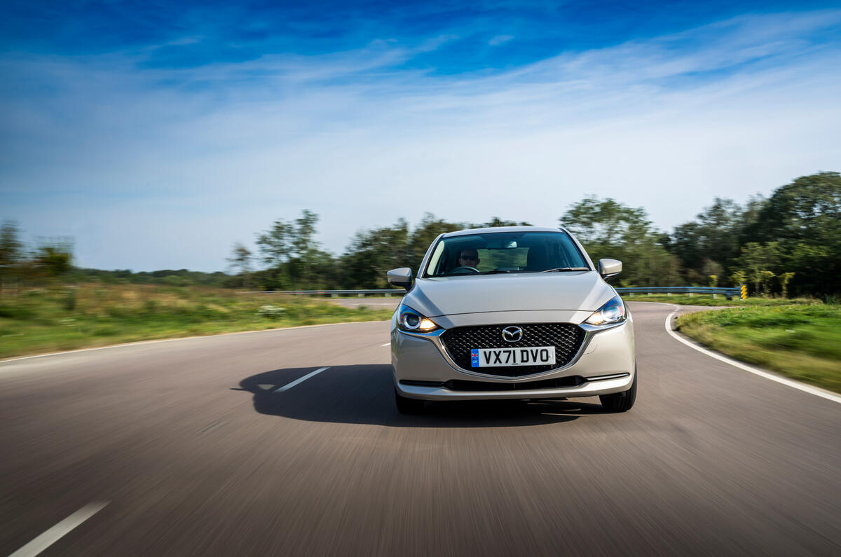 15 Mazda 2 2021 uk : essai routier sur route avant