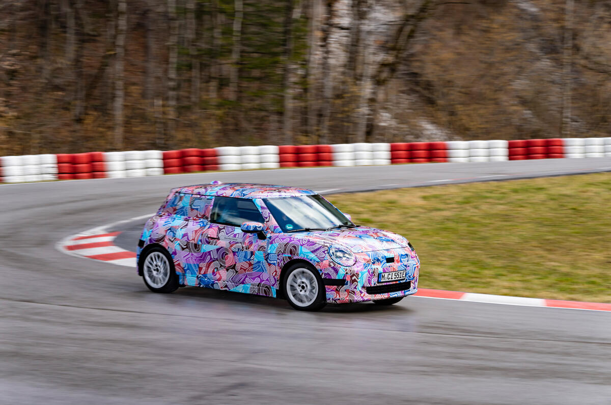 15 Prototipo Mini Cooper SE revisión 2023 panorámica pista de esquina