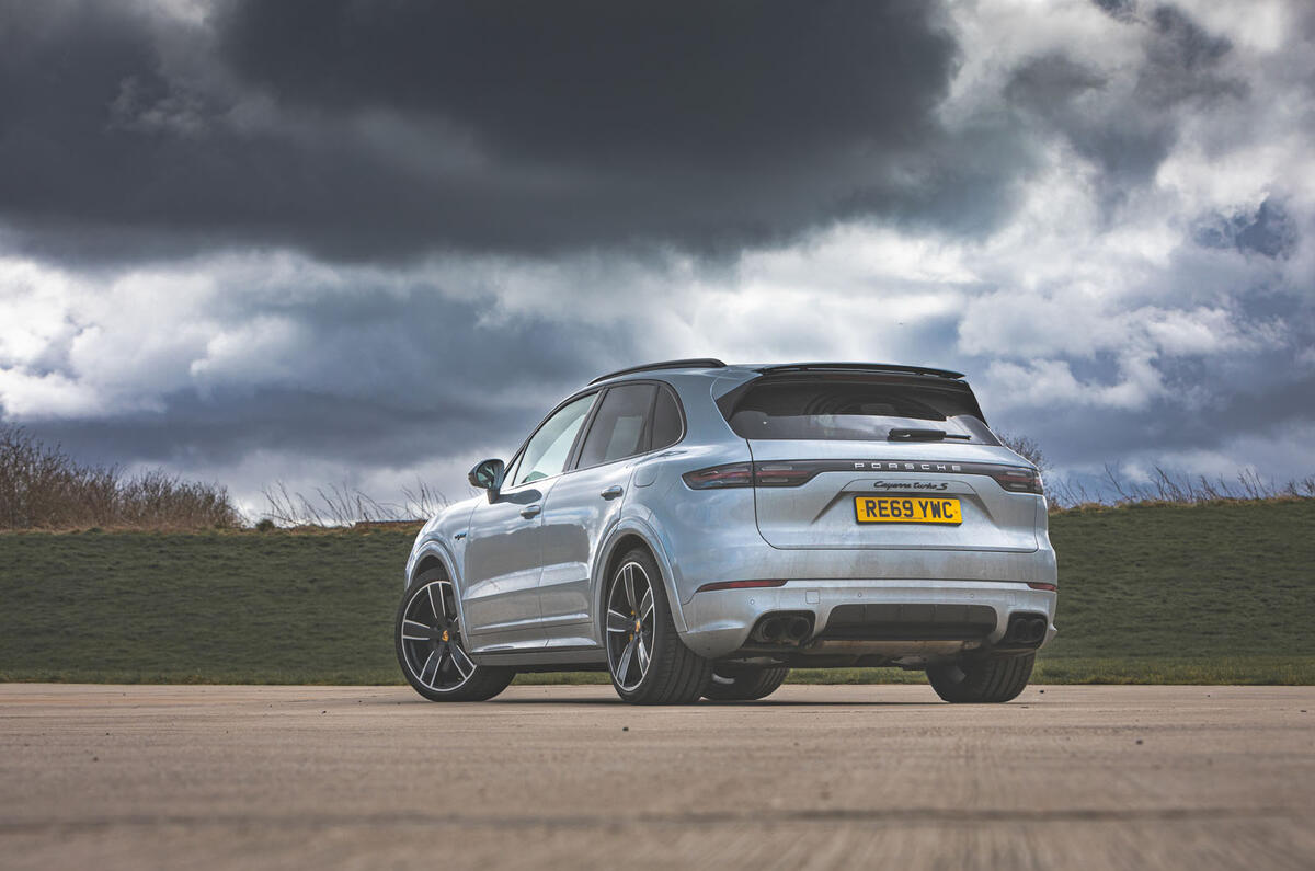 Porsche Cayenne Turbo S E-Hybrid 2020 : premier bilan de la conduite au Royaume-Uni - statique arrière