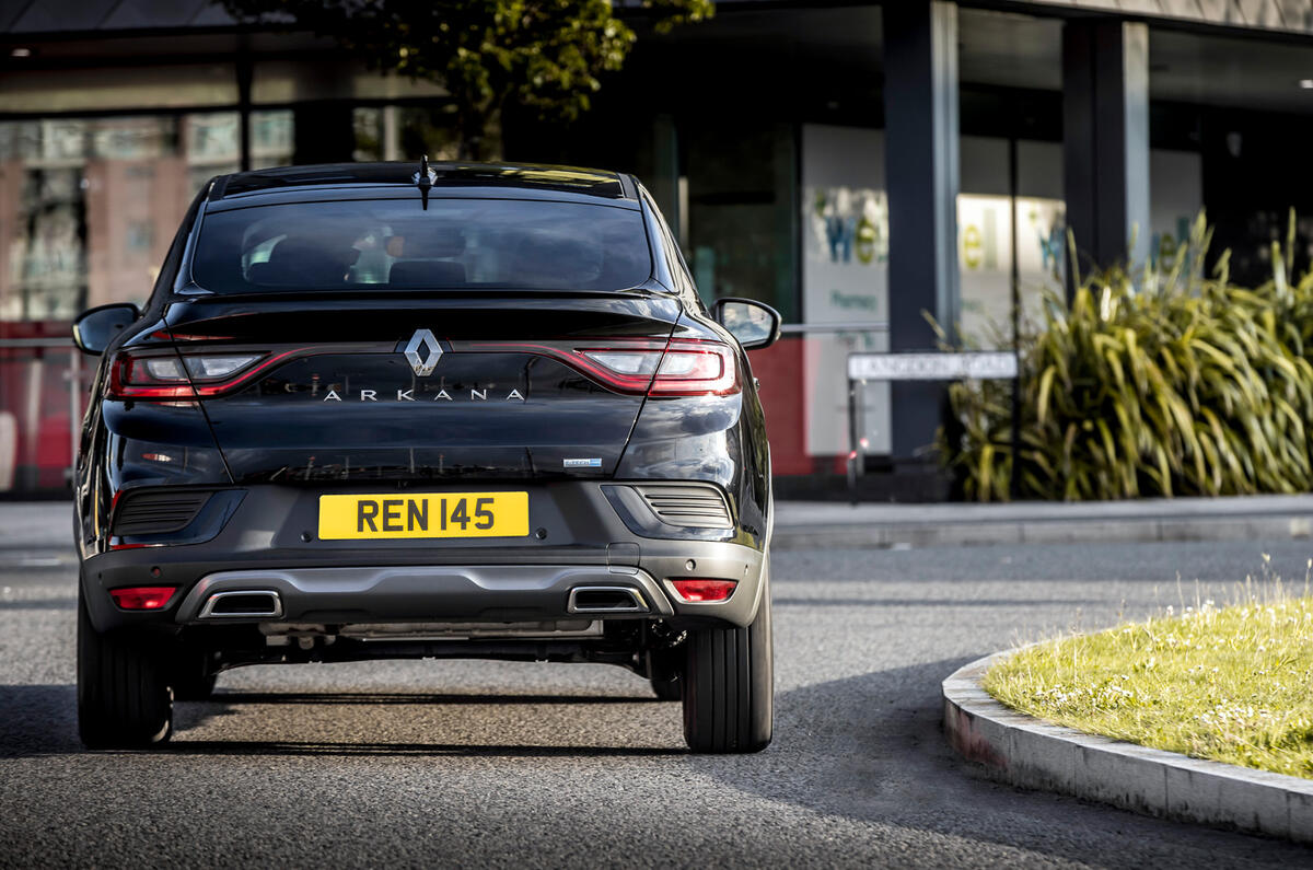 15 Renault Arkana 2021 UE FD sur route arrière