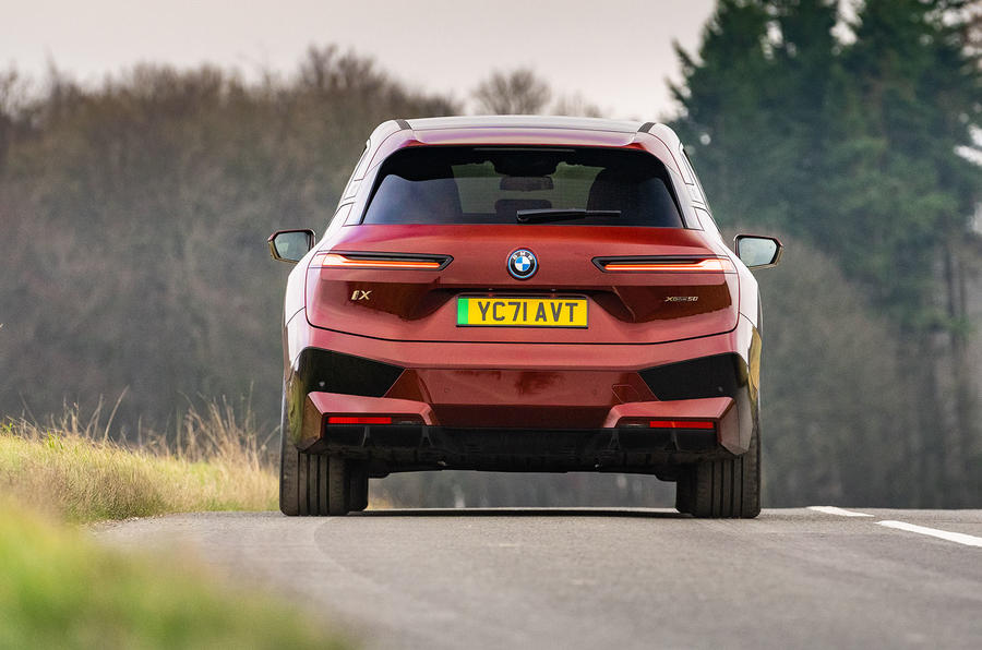 16 BMW iX 50 2022 UE : essai sur route de l'arrière du véhicule