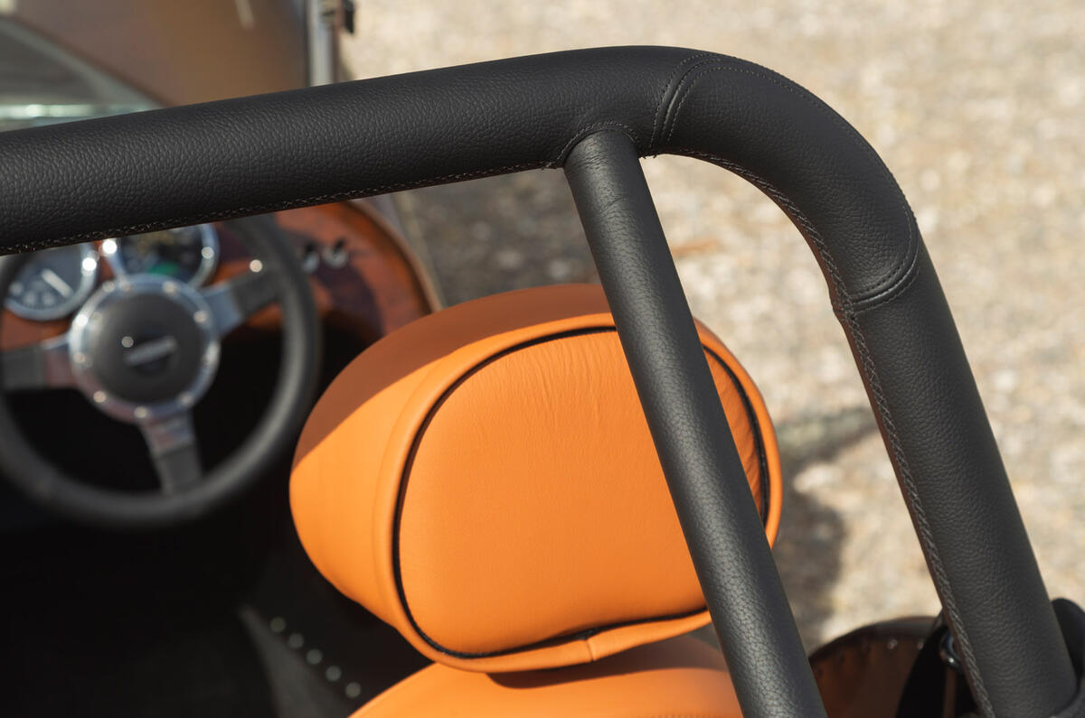 16 Caterham Super Seven 2000 FD 2022 leather roll hoop