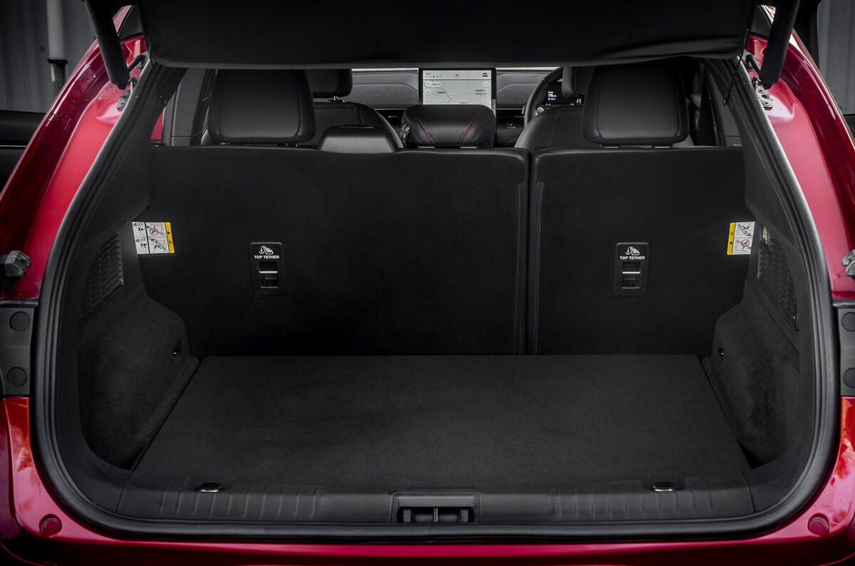 16 Ford Mustang Mach E 2021 : premier essai au Royaume-Uni, test du coffre.