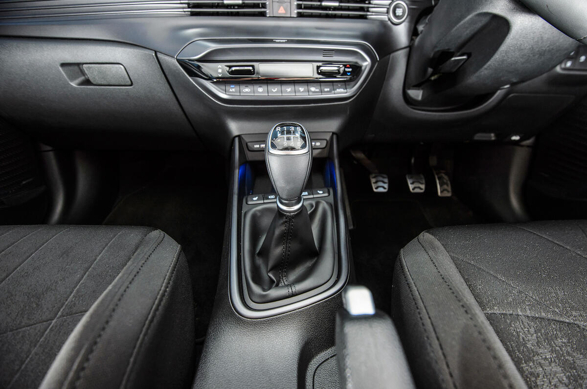 16 Hyundai Bayon 2021 UK FD gearstick