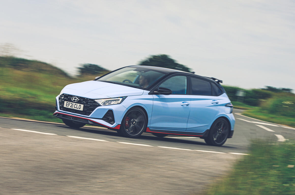 16 Hyundai i20N 2021 RHD UE FD sur la route avant