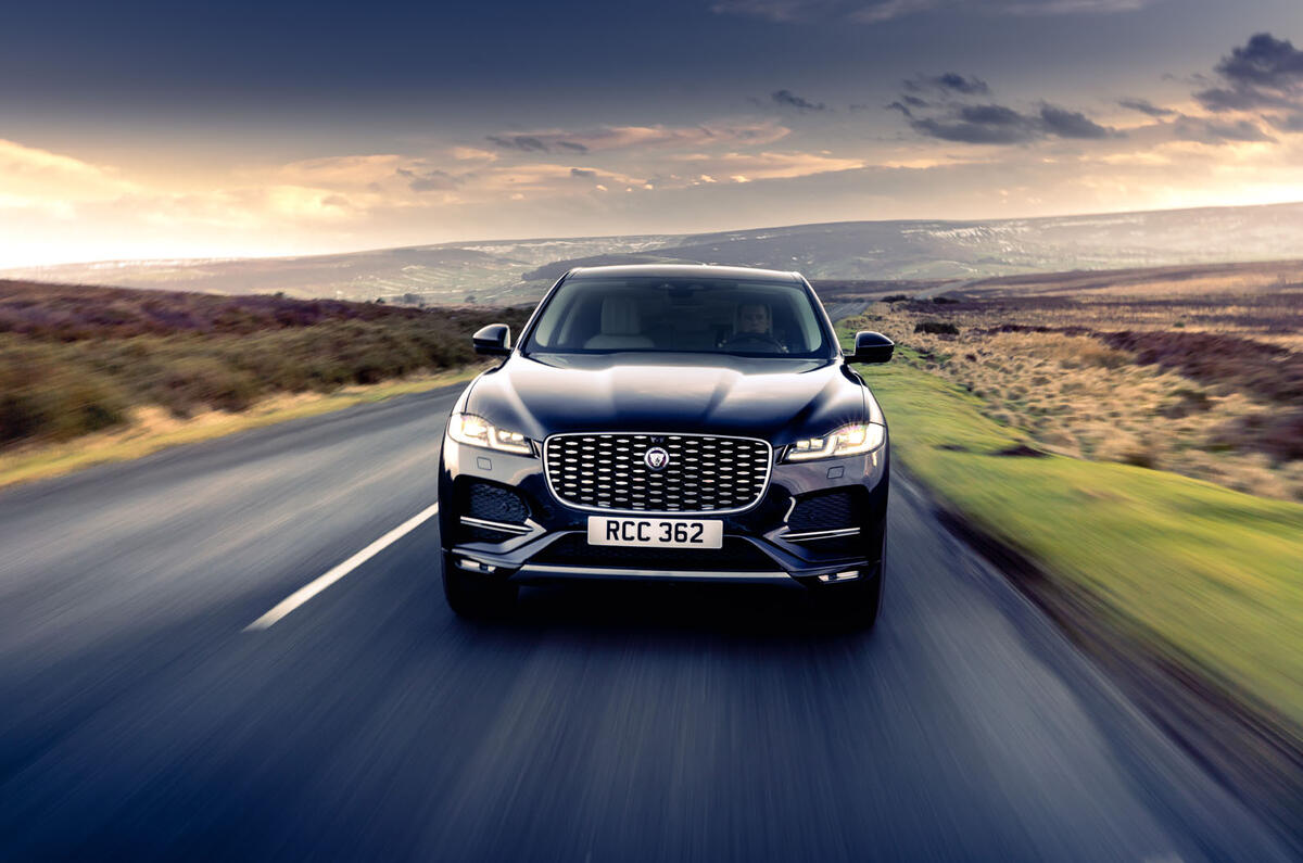 16 Jaguar F Pace P400e 2021 : premier essai routier au Royaume-Uni sur le nez de la voiture