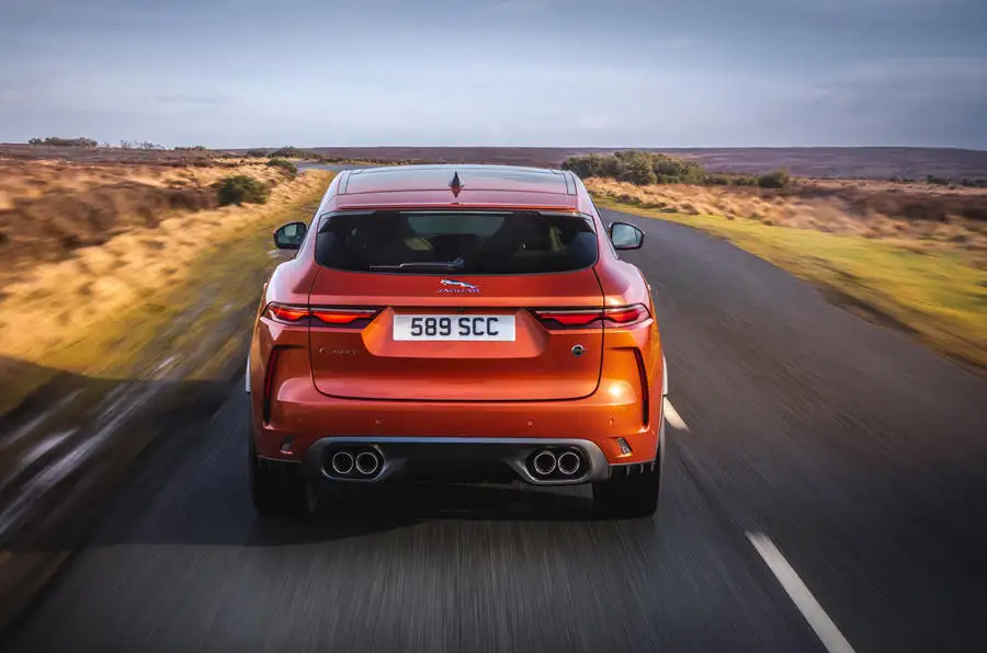 16 Jaguar F Pace SVR 2021 : premier examen de conduite sur l'arrière de la route au Royaume-Uni