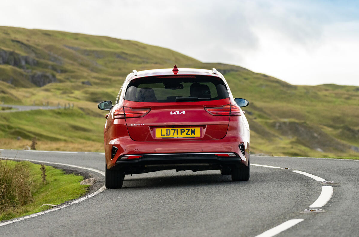 16 Kia Ceed Sportswagon tgdi 2021 uk : essai de conduite en virage arrière