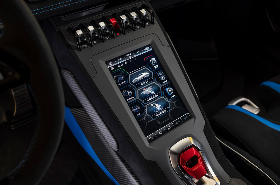 16 Lamborghini Huracan STO 2021 FD infotainment