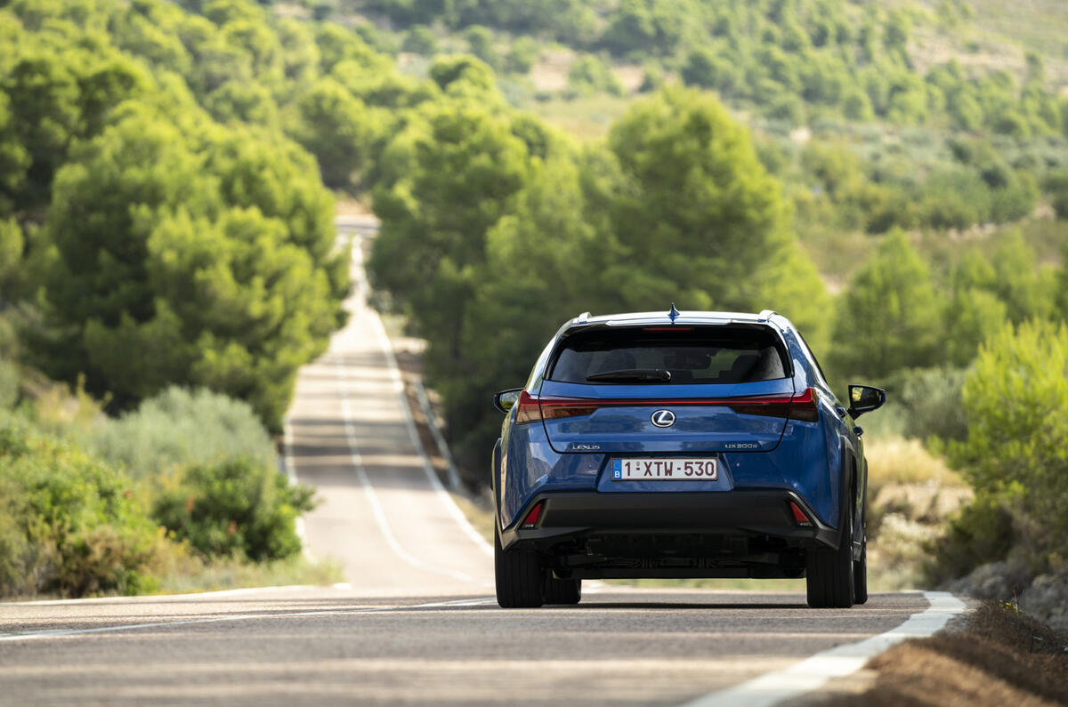 Lexus UX300e 2020 : premier examen de conduite au Royaume-Uni - l'arrière en virage