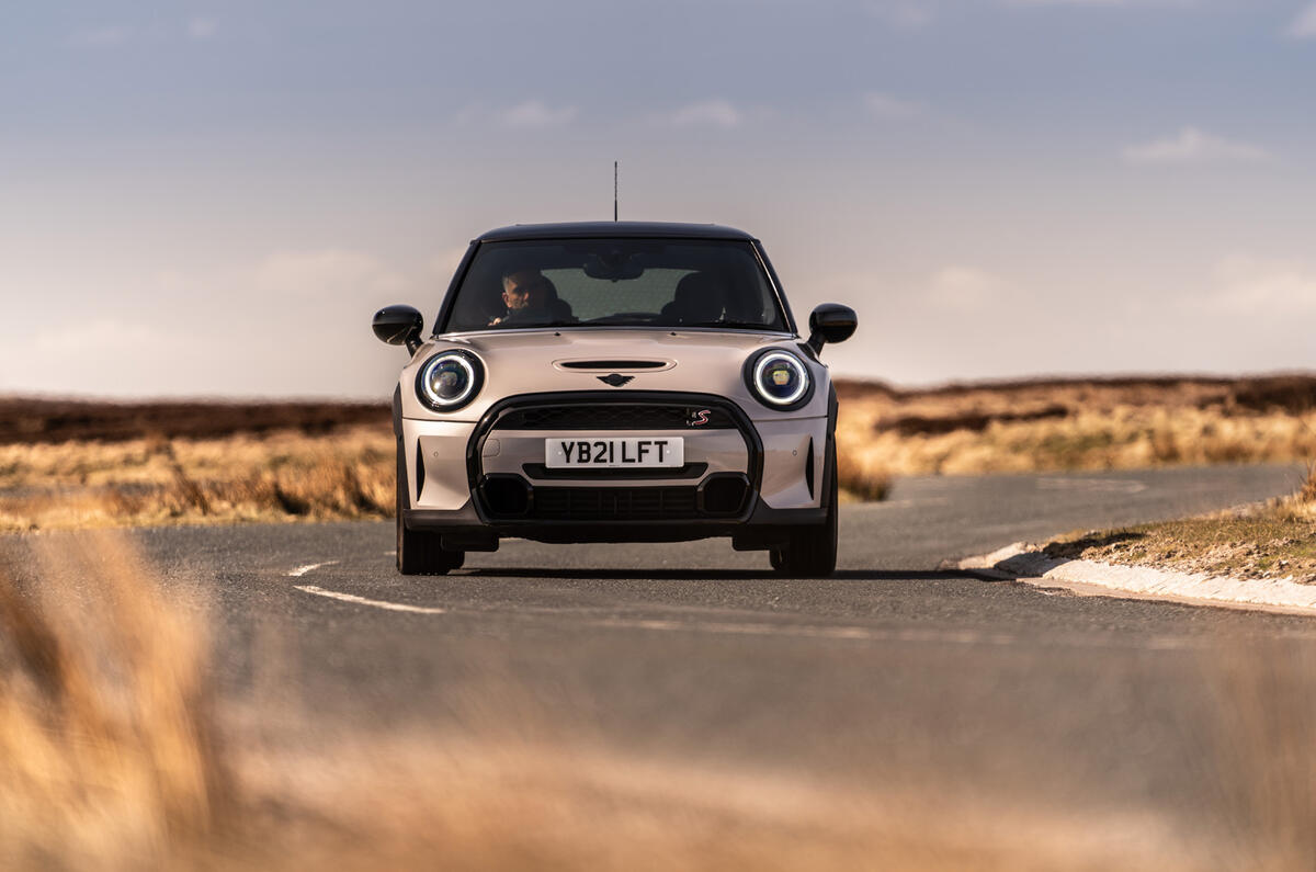 16 Mini Cooper S 2021 UE FD sur le devant de la route