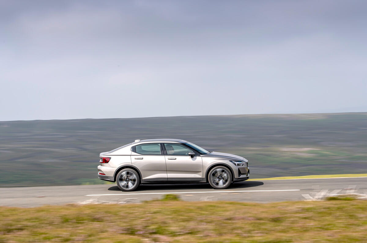 16 Polestar 2 monomoteur 2021 UE FD sur le côté de la route