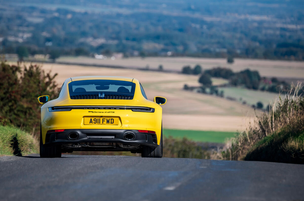 16 Porsche 911 GTS 2021 : premier essai sur route arrière