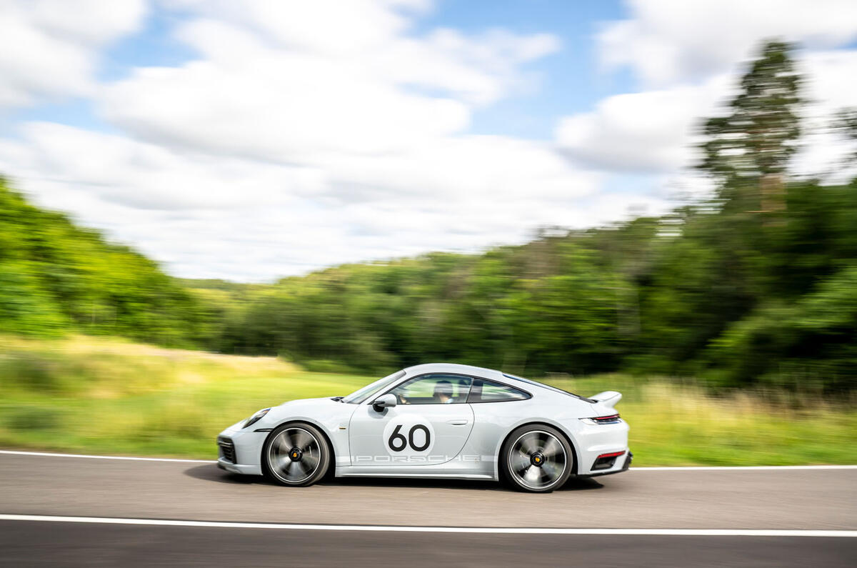 16 Porsche 911 Sport Classic action latérale