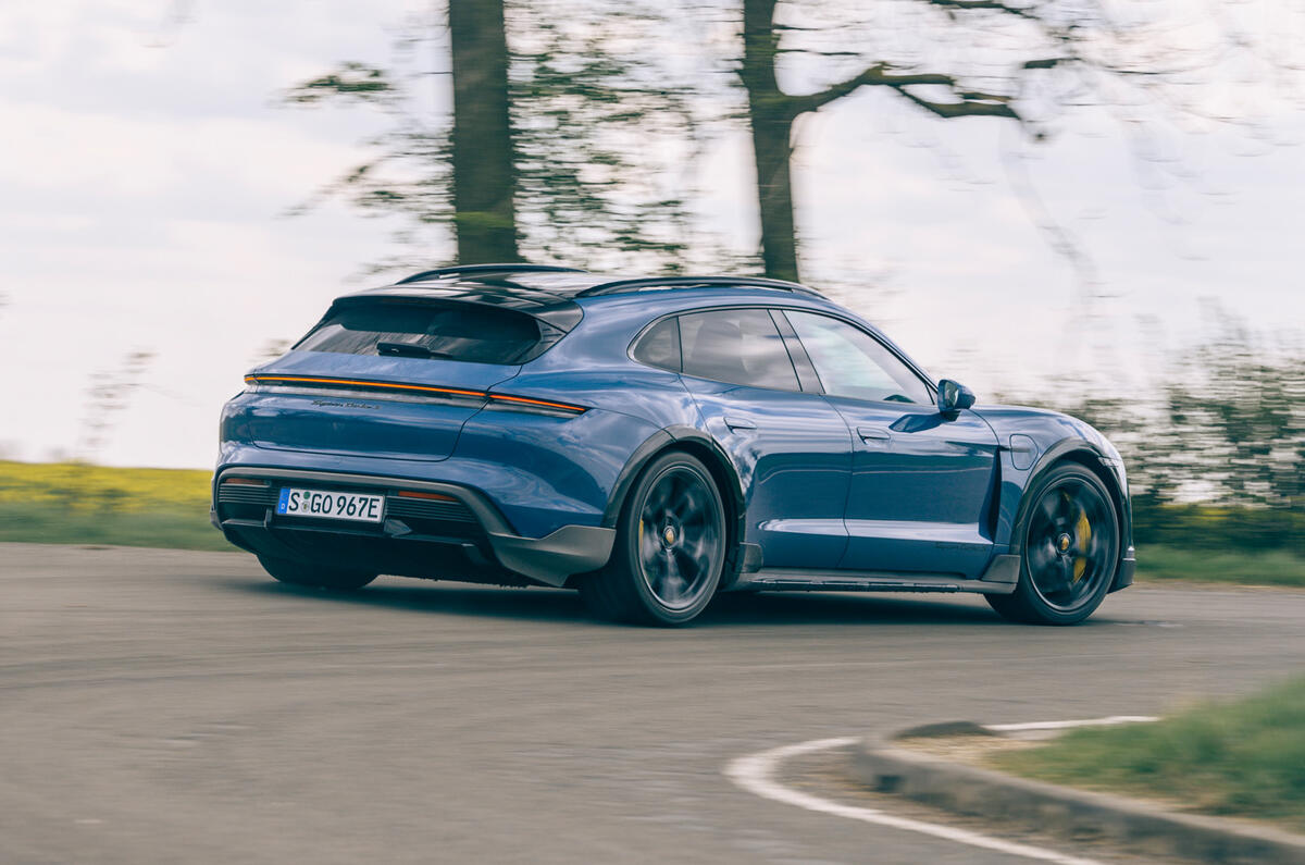 16 Porsche Taycan Cross Turismo 2021 Arrière en virage LHD